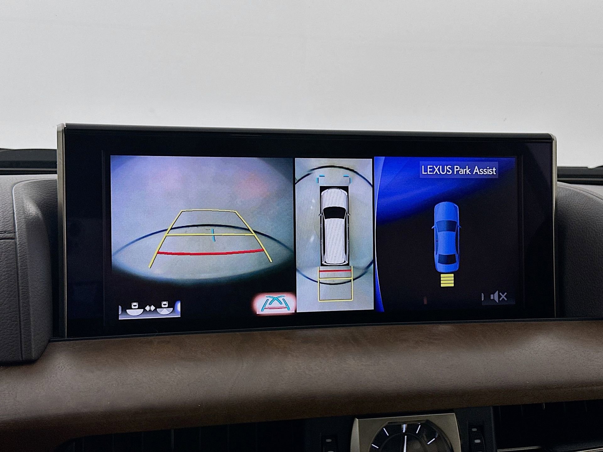 Used 2018 Lexus LX 570 4WD w/ Luxury Package image 15