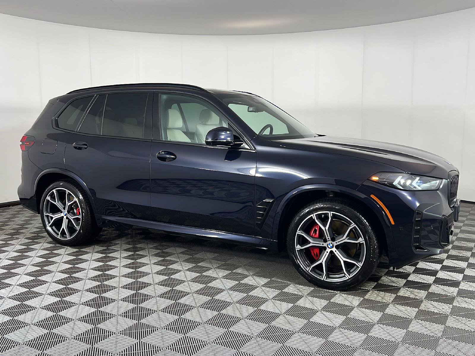 New 2026 BMW X5 xDrive40i w/ M Sport Package AWD/4WD image 2