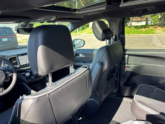New 2027 Chrysler Pacifica Limited w/ Family Tech Group AWD/4WD image 10