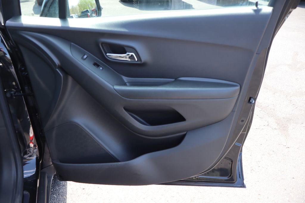 Used 2022 Chevrolet Trax LT w/ LT Convenience Package image 23