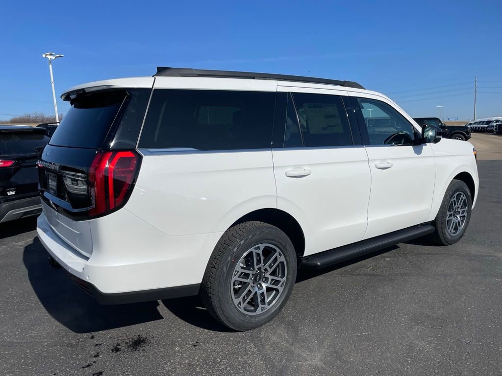 New 2026 Ford Expedition Active image 4