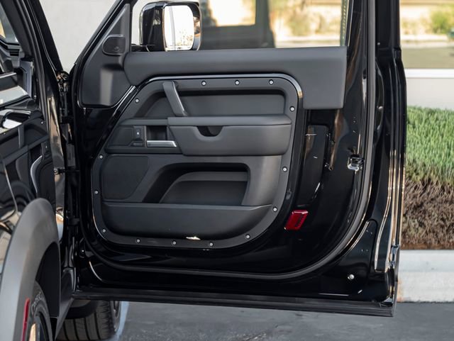 Used 2025 Land Rover Defender 90 X-Dynamic SE image 32