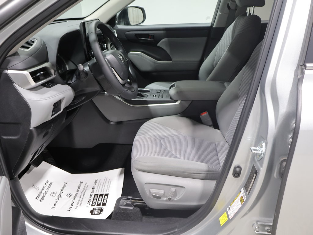 Used 2024 Toyota Highlander LE AWD/4WD image 10