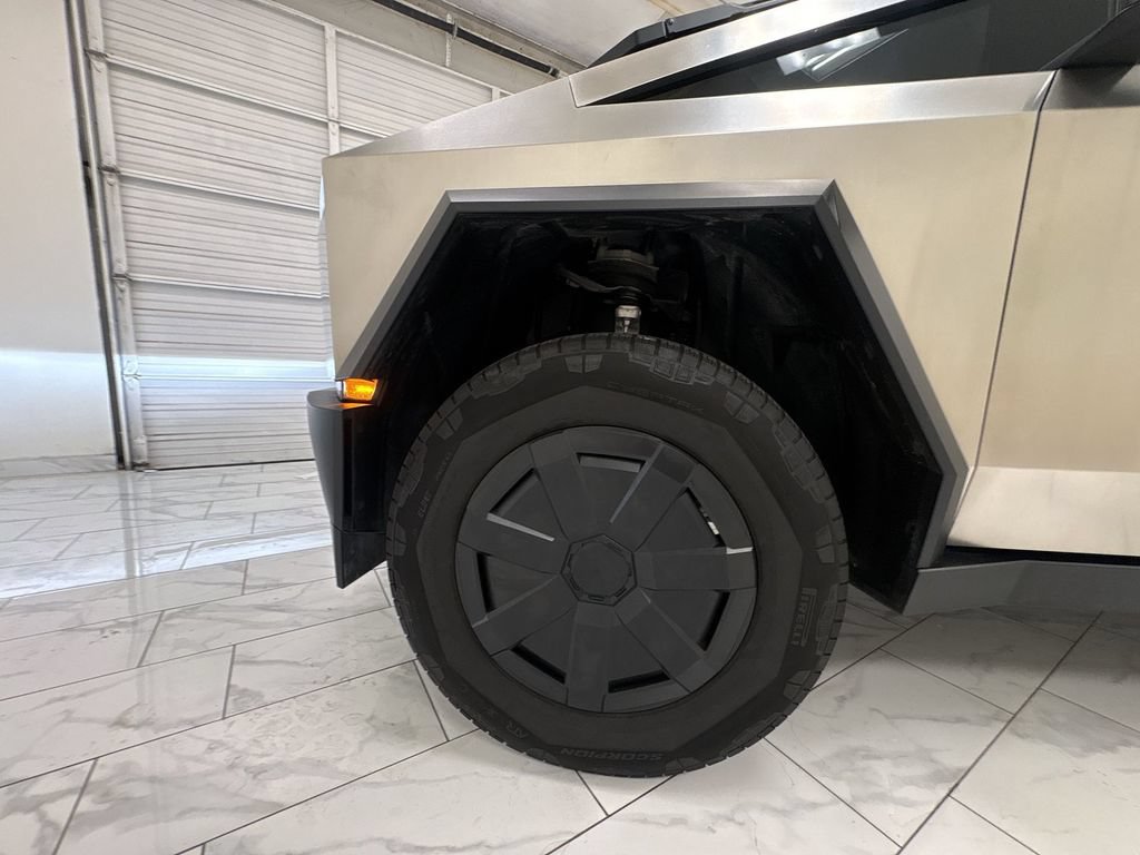 Used 2025 Tesla Cybertruck AWD Crew Cab image 34