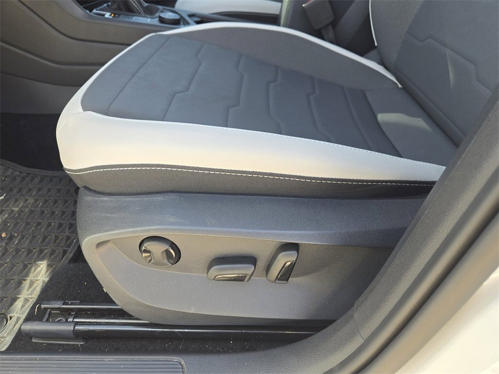 Used 2025 Volkswagen Taos SE image 25