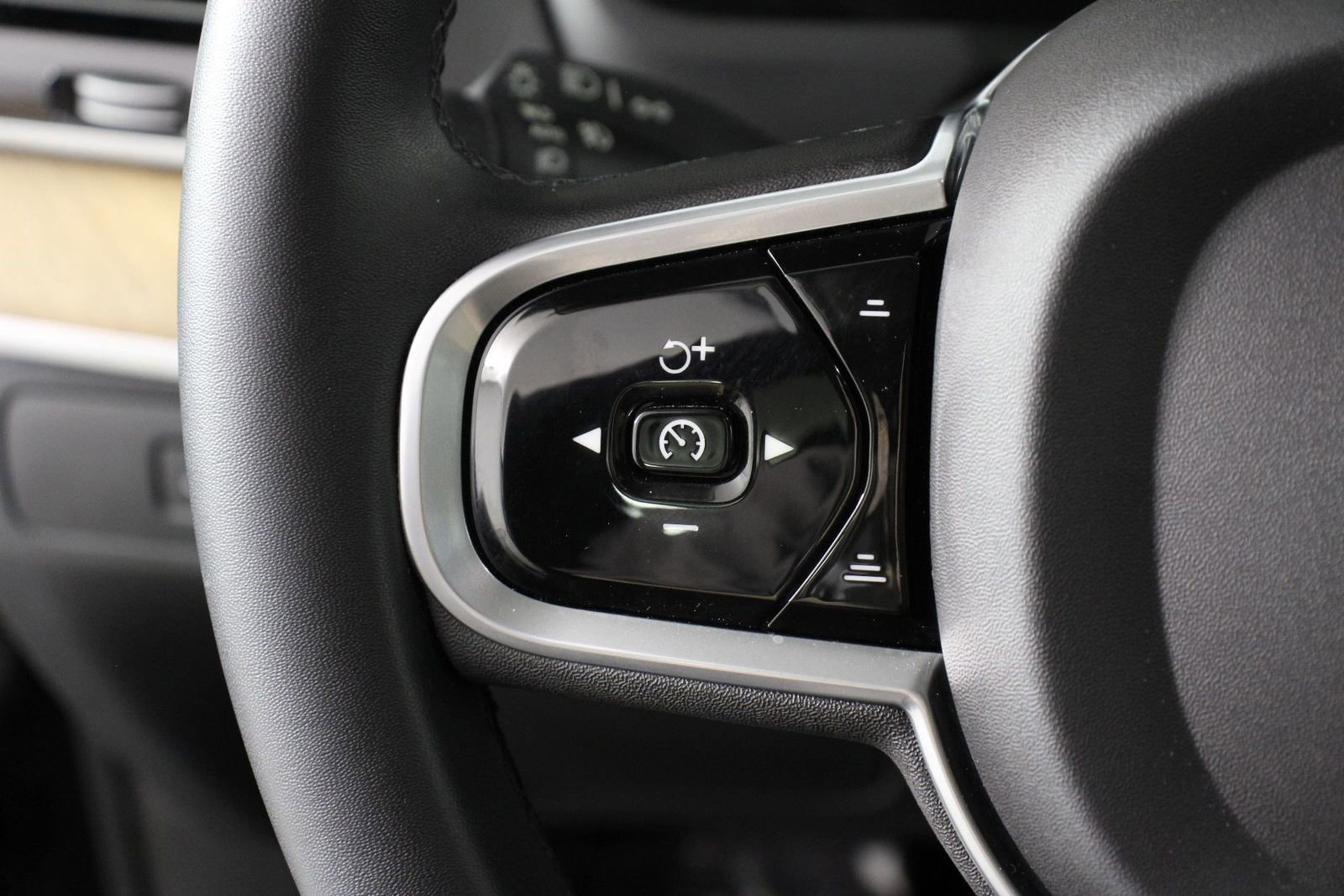 Certified 2023 Volvo XC90 T8 Plus w/ Protection Package Premier image 10