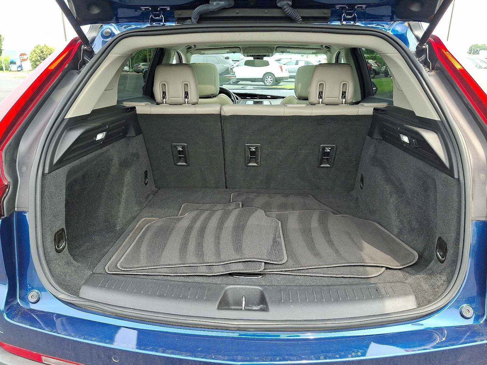 Used 2019 Cadillac XT4 Luxury w/ Cold Weather Package image 29