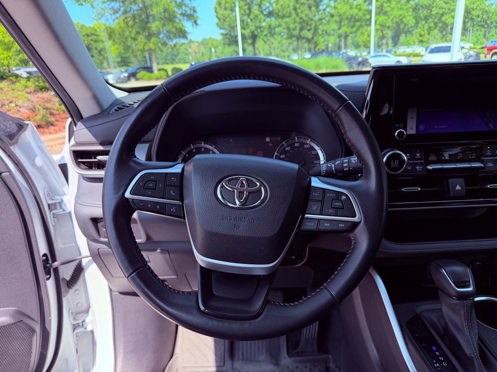 Used 2023 Toyota Highlander LE FWD image 18