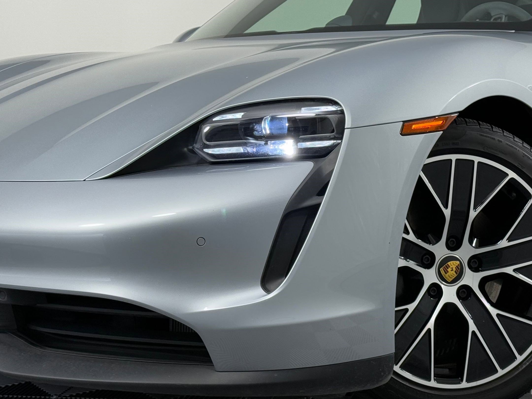 Used 2022 Porsche Taycan image 11