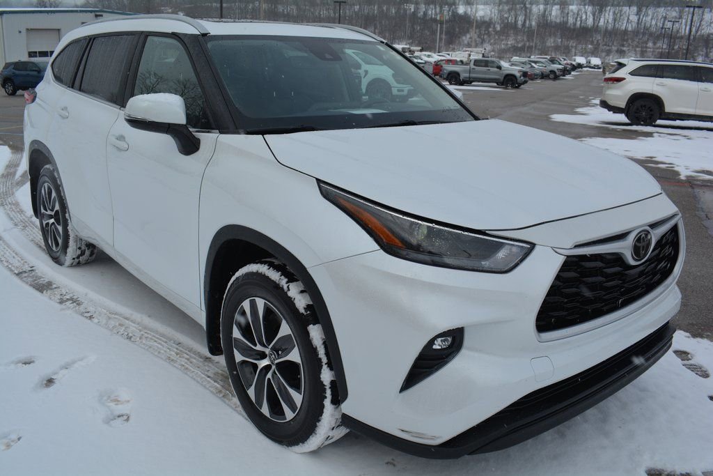 Used 2023 Toyota Highlander XLE image 4