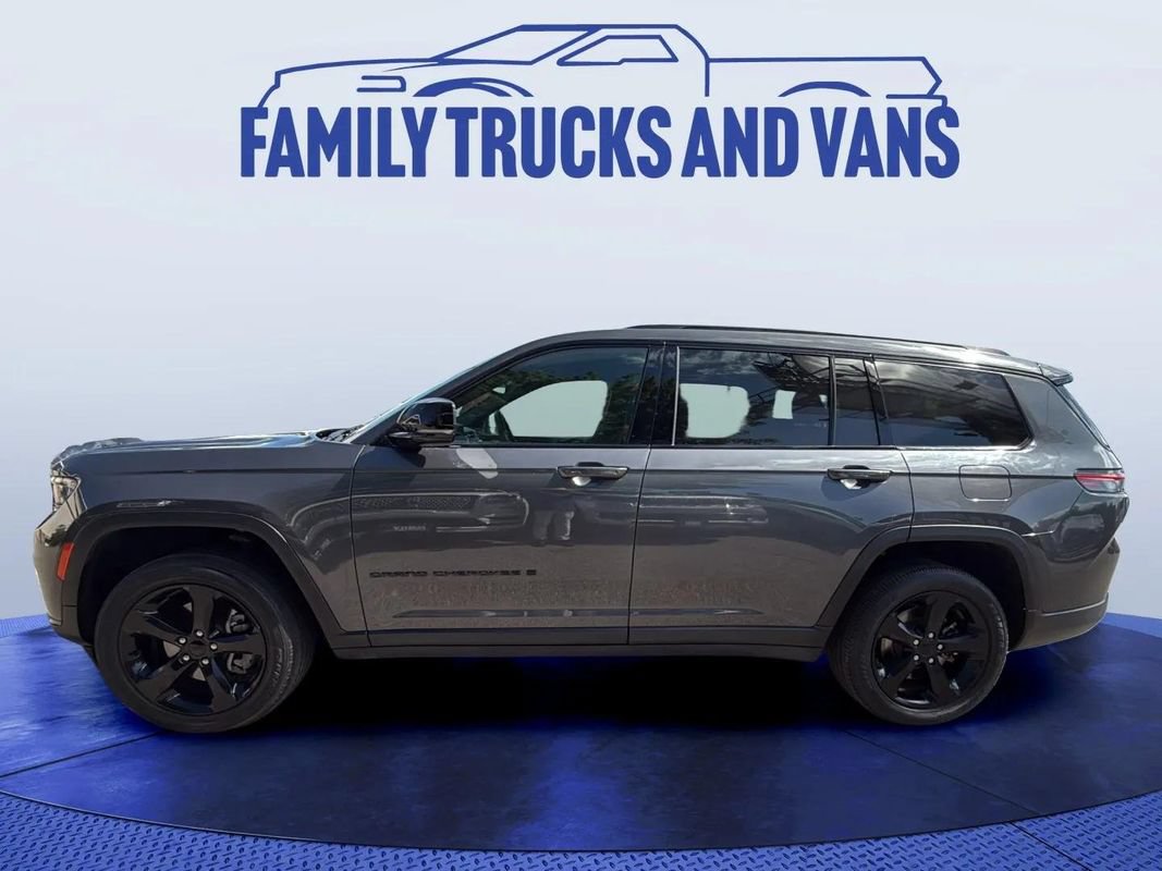 Used 2023 Jeep Grand Cherokee L Laredo AWD/4WD image 2