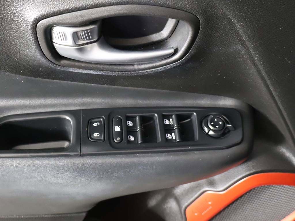 Used 2017 Jeep Renegade Trailhawk w/ Premium Trailhawk Package AWD/4WD image 32