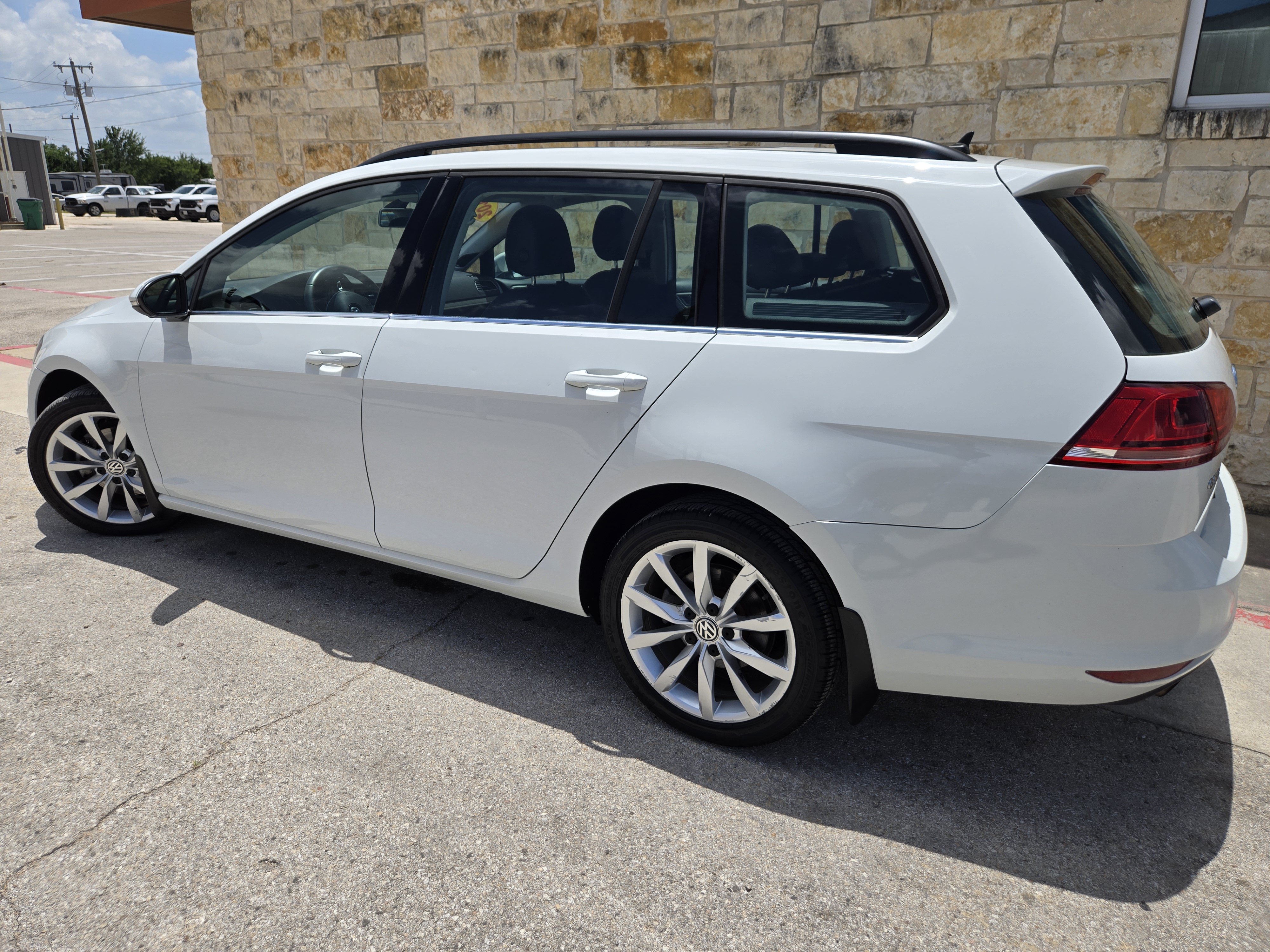 Used 2015 Volkswagen Golf SE w/ Lighting Package FWD image 3
