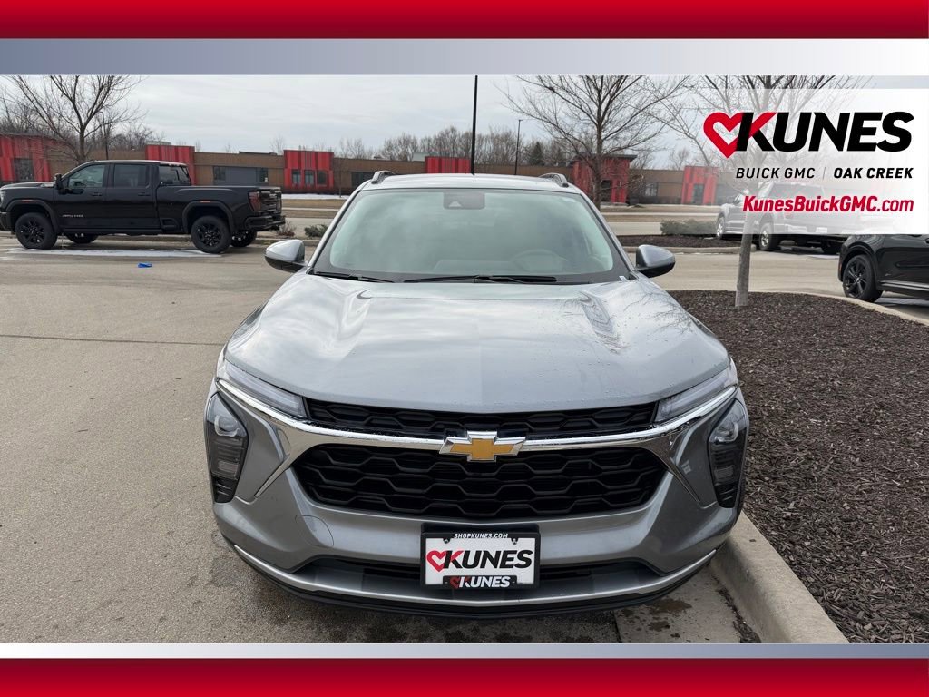 Used 2025 Chevrolet Trax LT FWD image 3