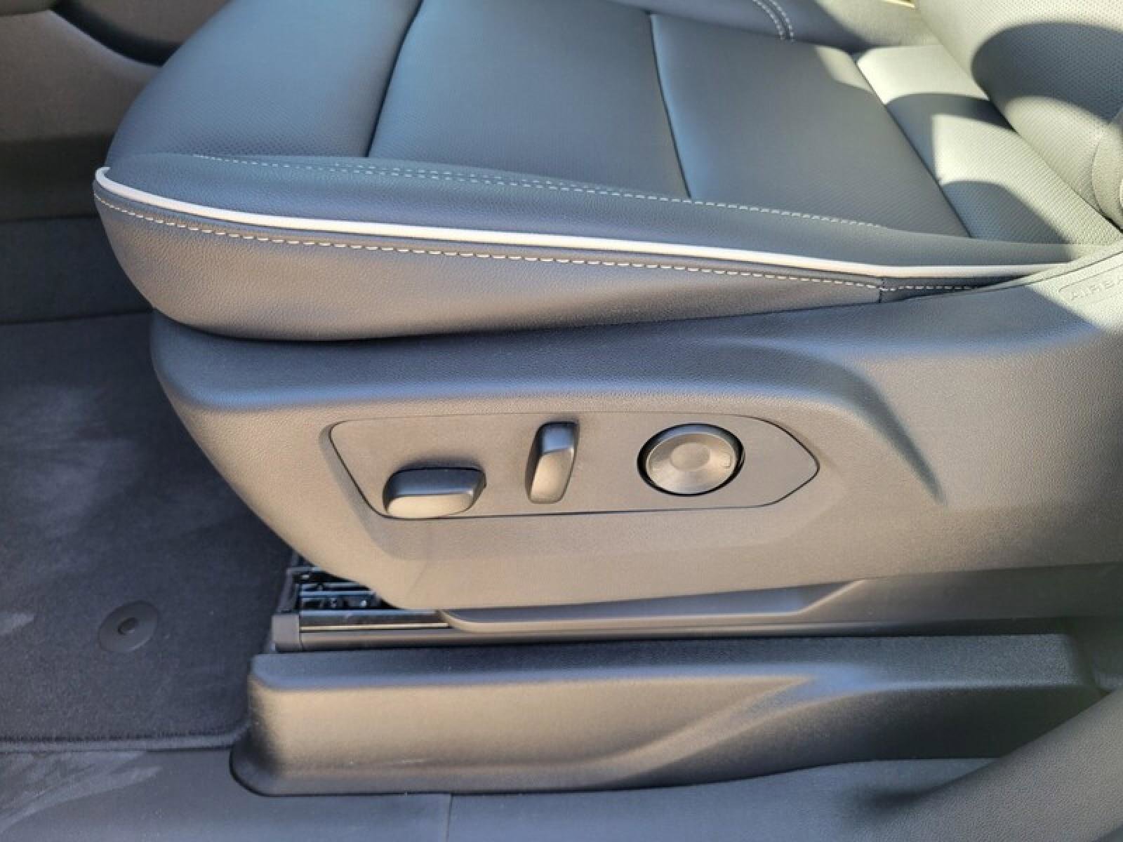 New 2026 GMC Yukon XL Elevation image 25