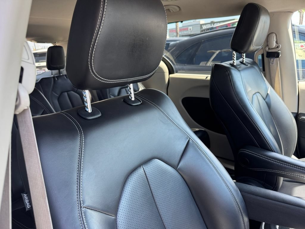 Used 2023 Chrysler Pacifica Touring-L FWD image 15