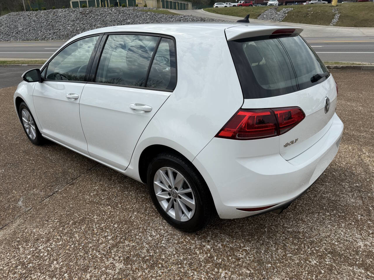 Used 2017 Volkswagen Golf S image 7