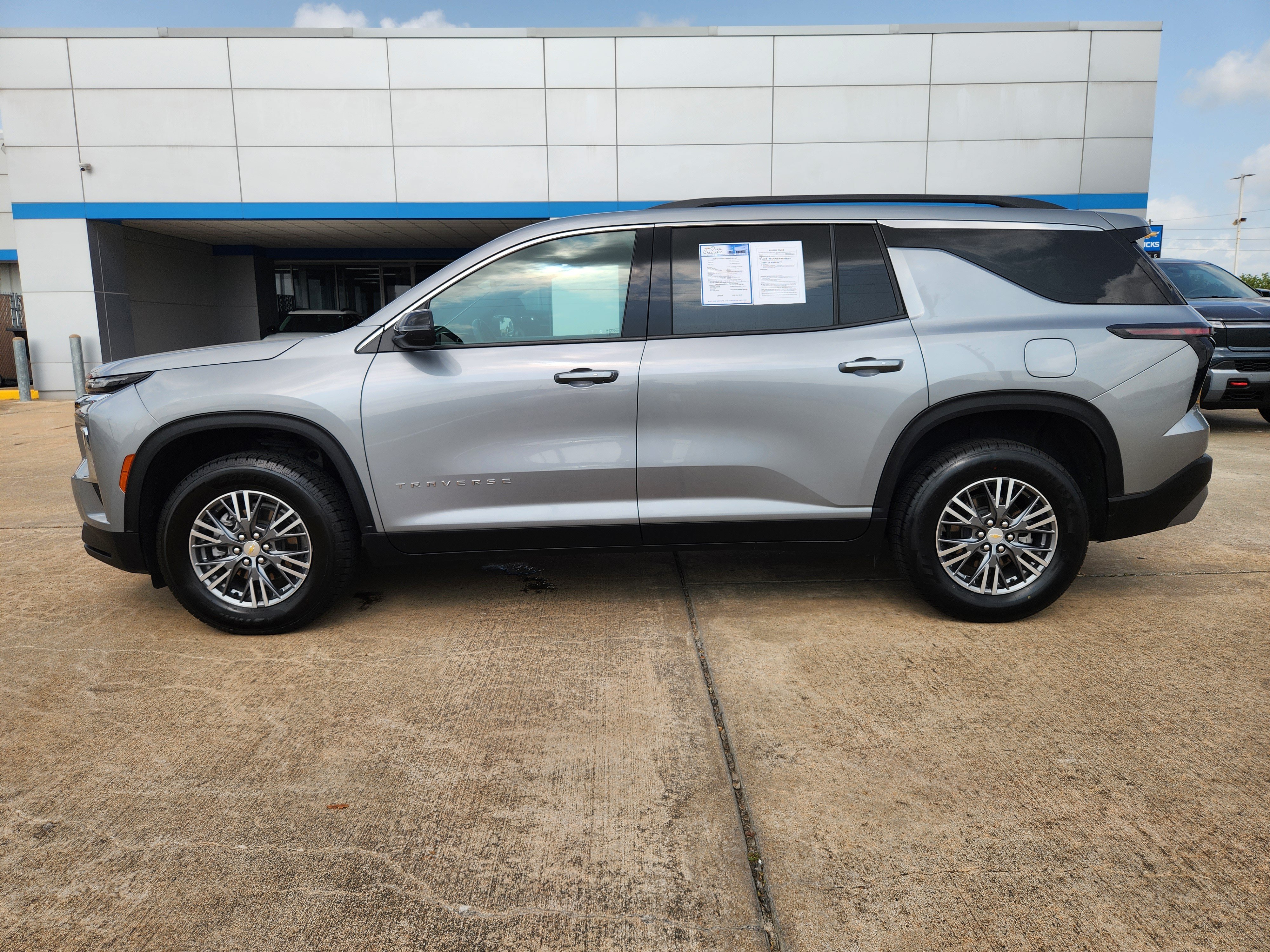 Used 2025 Chevrolet Traverse LT FWD image 5