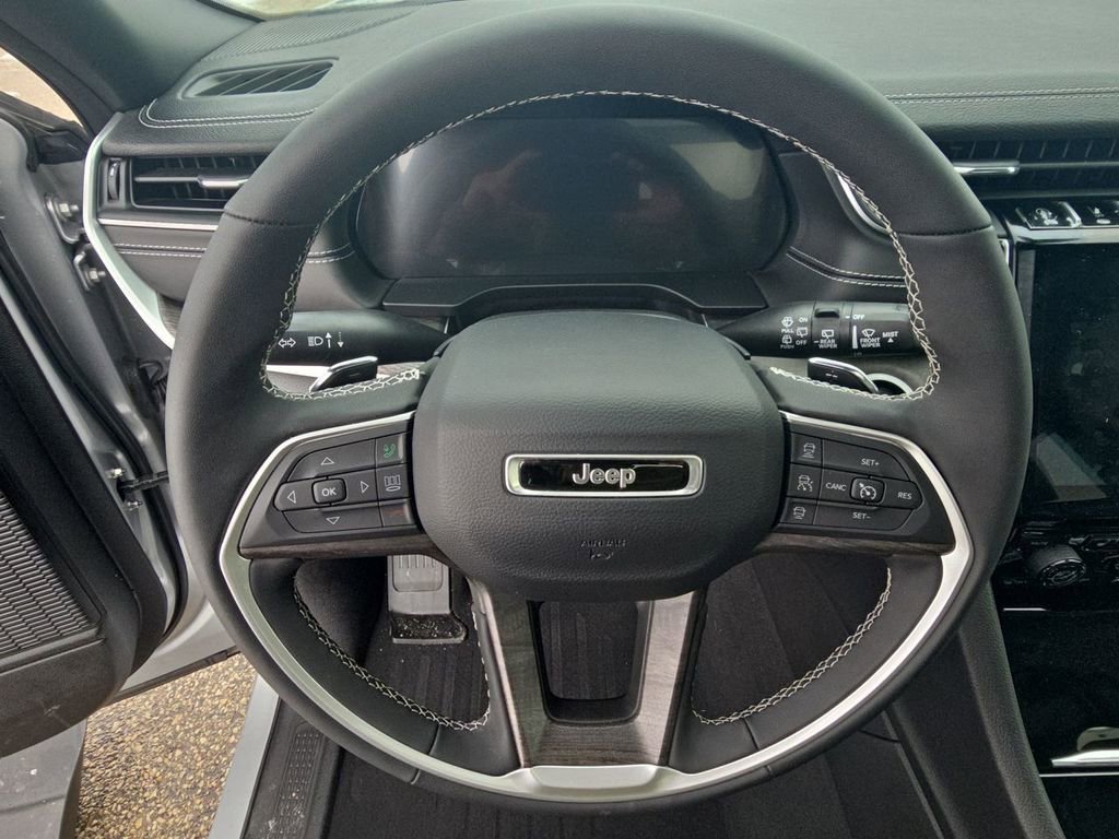 Used 2025 Jeep Grand Cherokee Limited w/ Black Appearance Package image 11