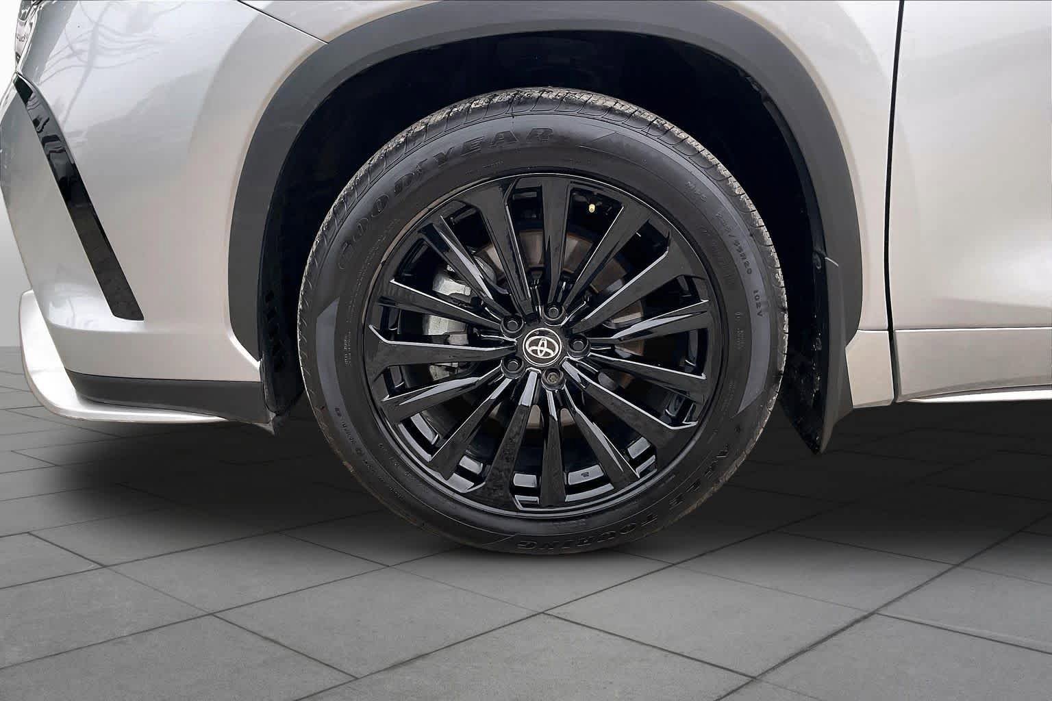 Used 2025 Toyota Highlander XSE AWD/4WD image 11