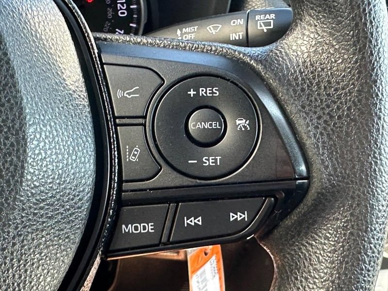 Used 2021 Toyota RAV4 LE AWD/4WD image 16