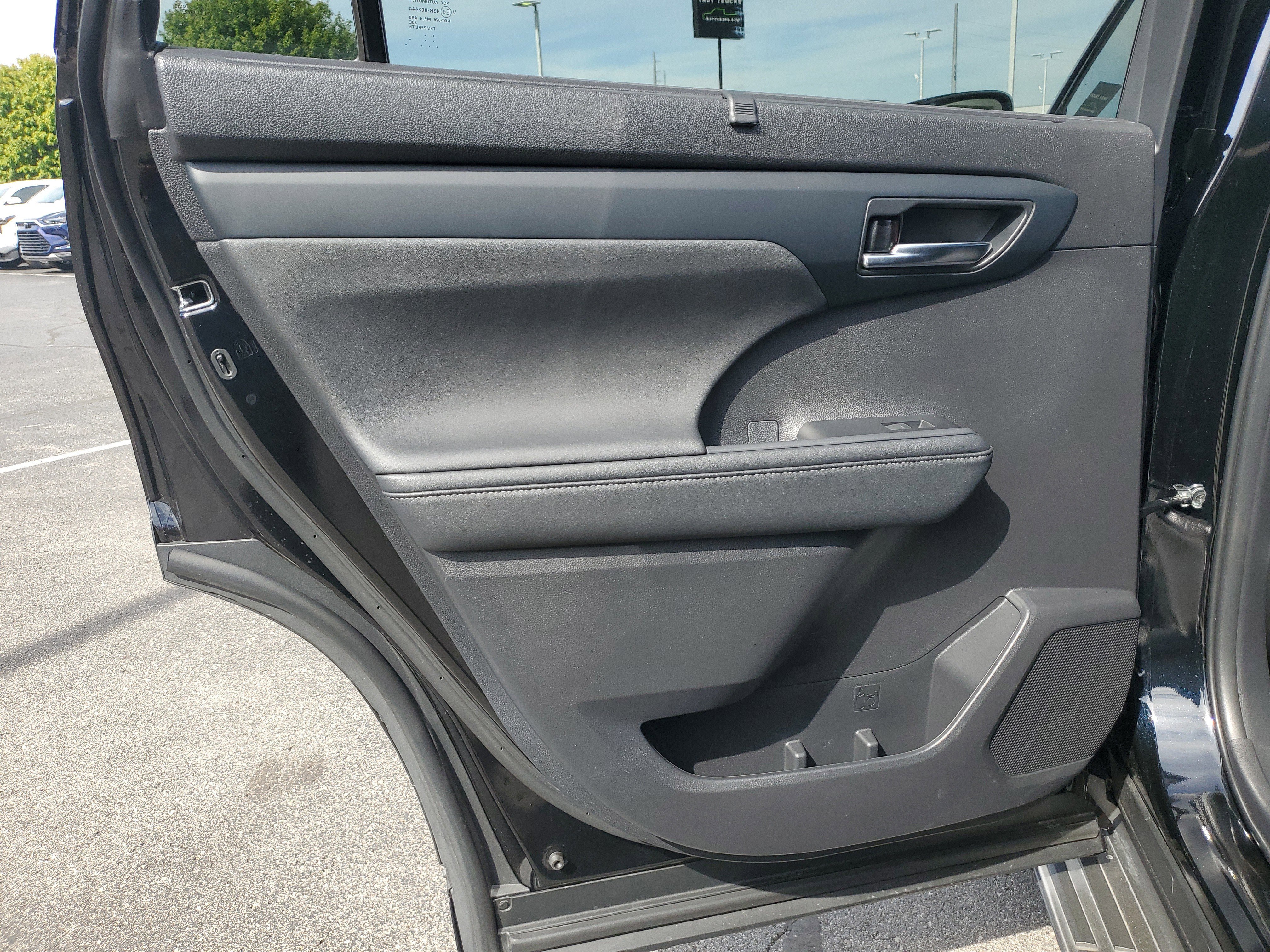 Certified 2024 Toyota Highlander XLE image 11