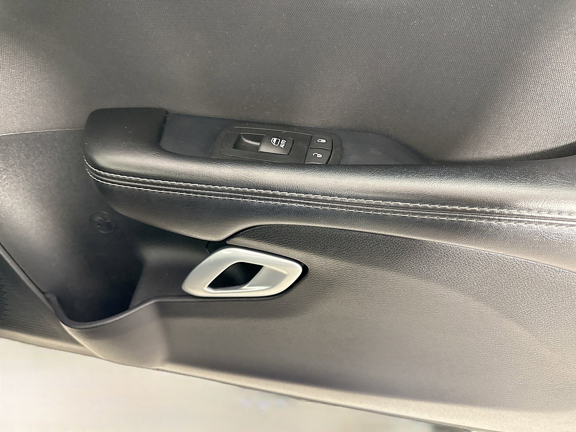 Used 2016 Dodge Challenger SXT image 28