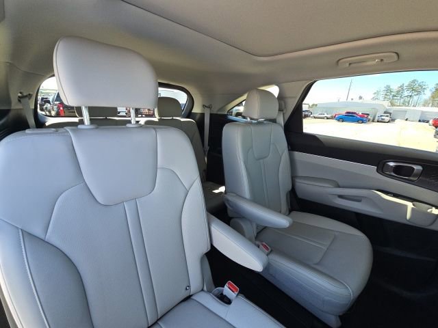 Used 2025 Kia Sorento EX w/ Panoramic Sunroof Package image 16