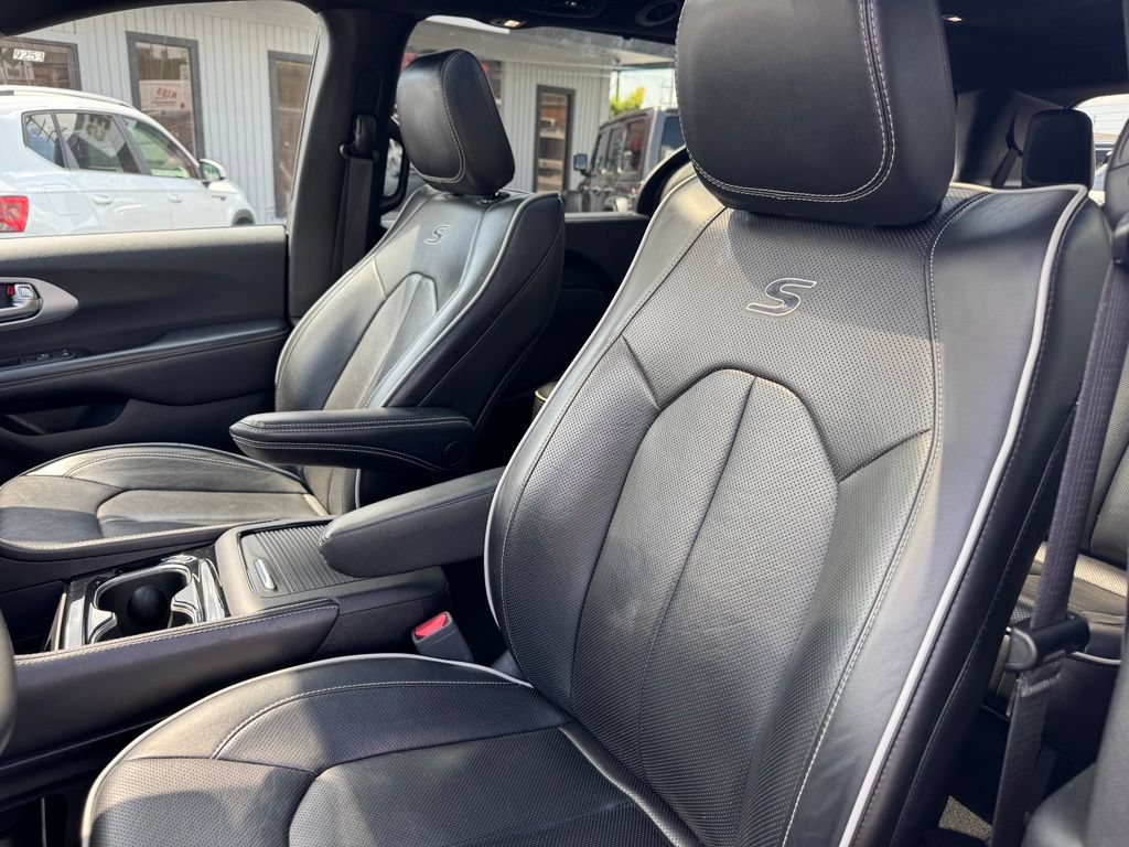 Used 2025 Chrysler Pacifica Limited FWD image 11