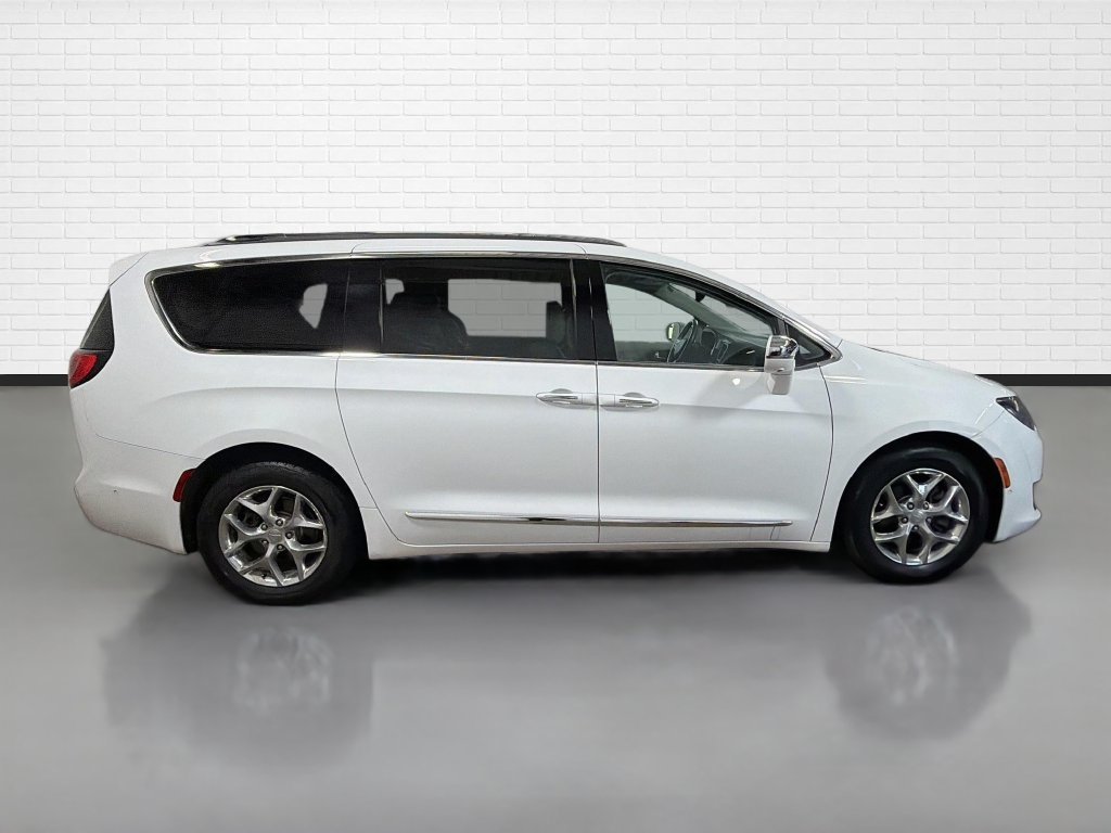 Used 2017 Chrysler Pacifica Limited w/ UConnect Theater Package FWD image 10