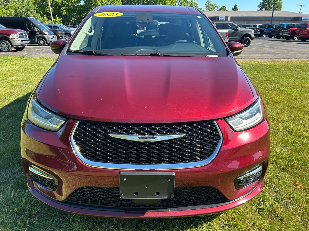 Used 2023 Chrysler Pacifica Touring-L FWD image 9