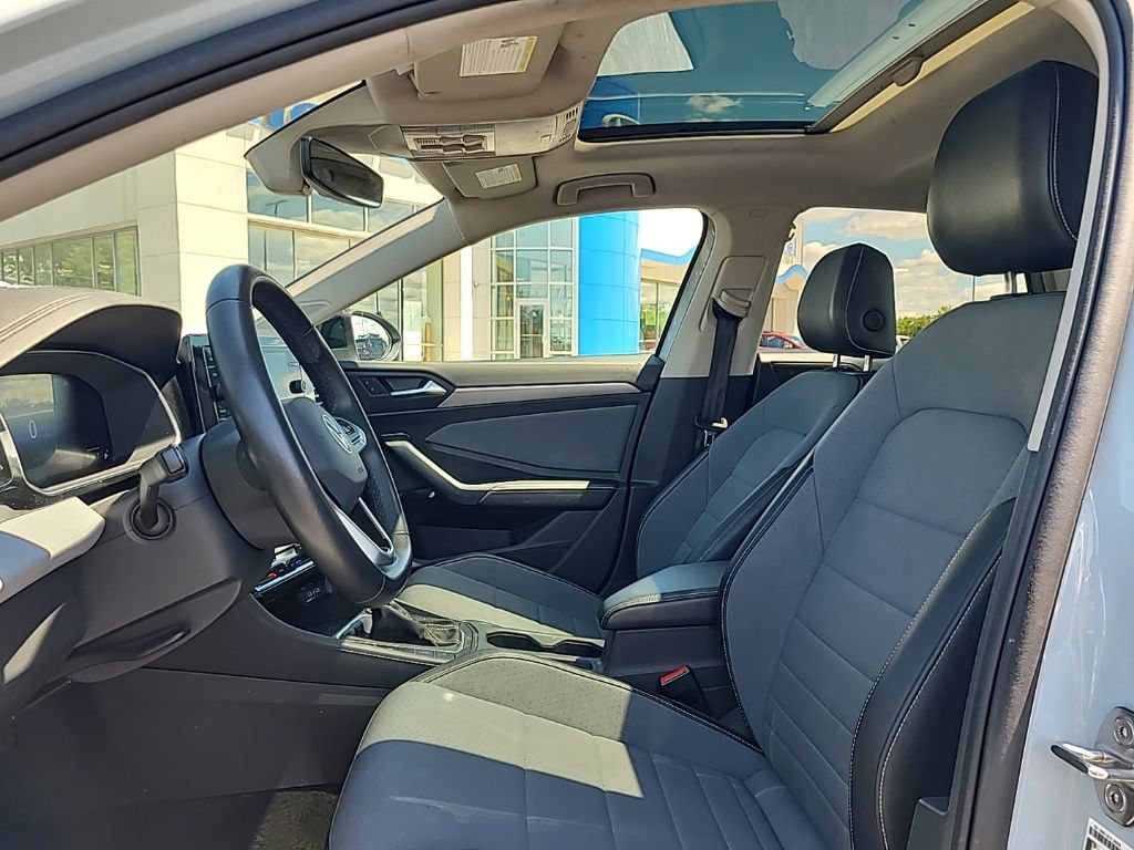 Used 2025 Volkswagen Jetta SE FWD image 7