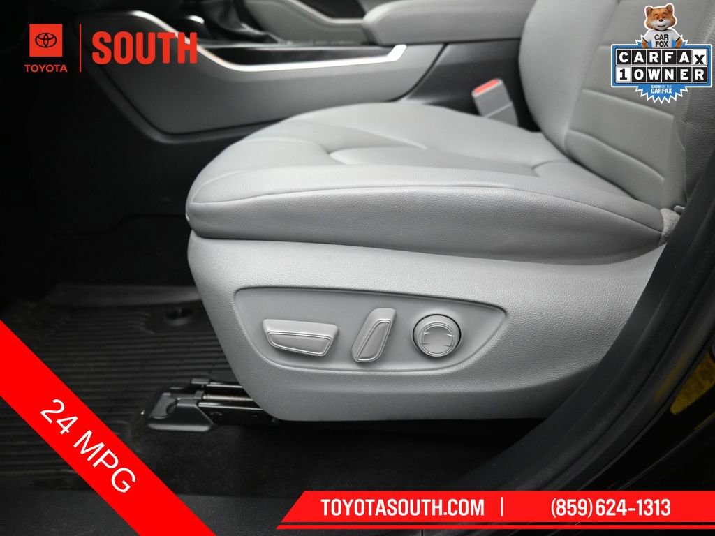 Used 2024 Toyota Highlander XLE AWD/4WD image 22
