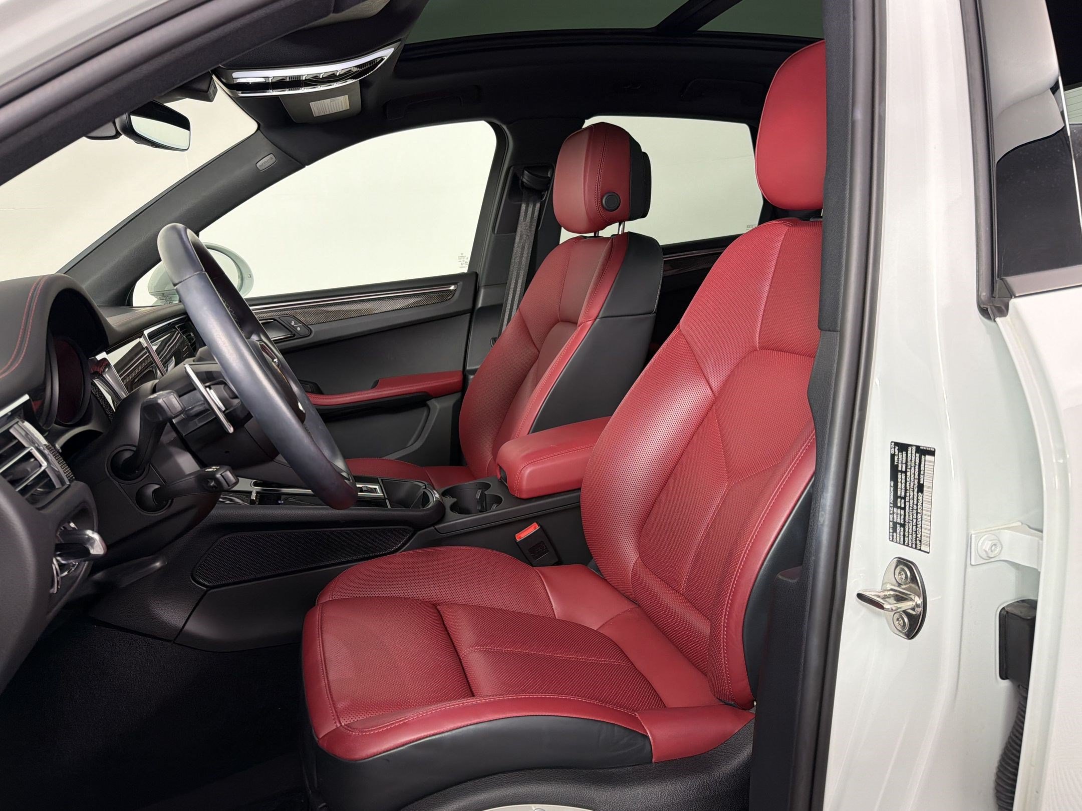 Certified 2024 Porsche Macan S AWD/4WD image 5