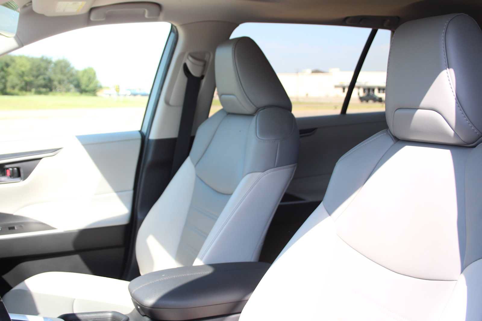 Used 2021 Toyota RAV4 XLE Premium FWD image 25
