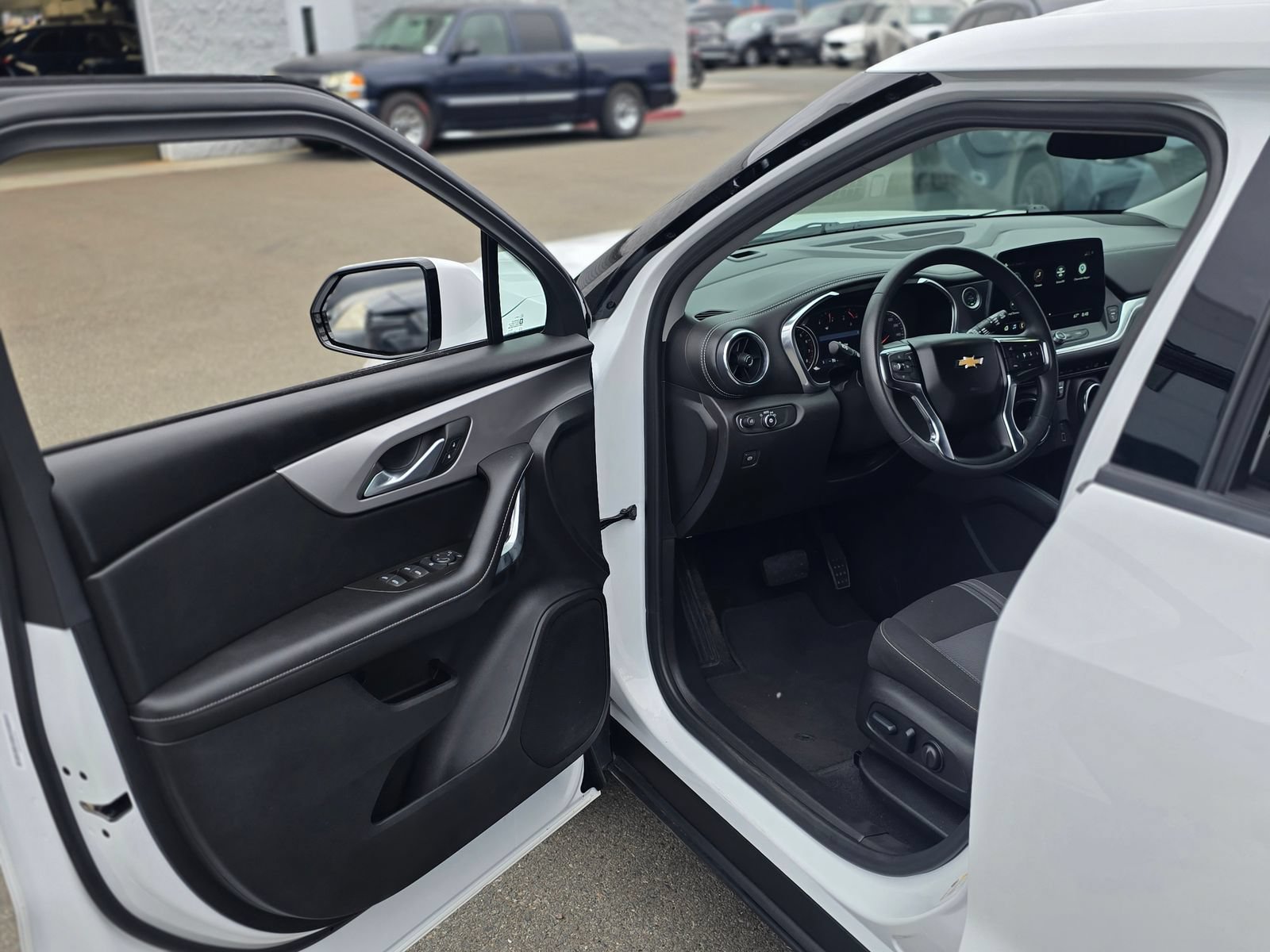 Used 2025 Chevrolet Blazer LT FWD image 39