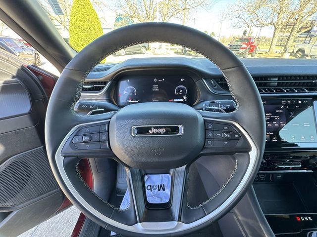 Used 2025 Jeep Grand Cherokee Altitude AWD/4WD image 12