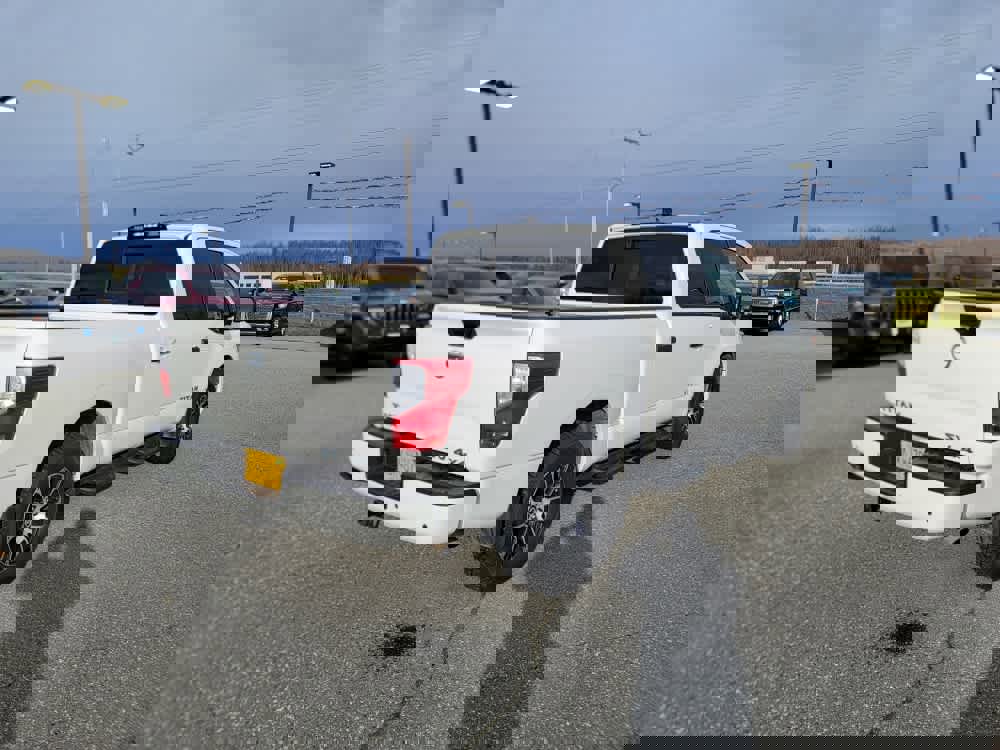 Used 2022 Nissan Titan SV w/ SV Convenience Package image 5