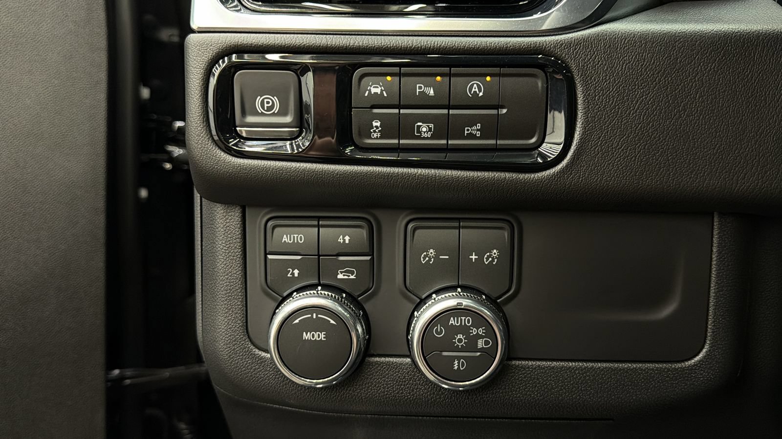 Used 2026 GMC Yukon Denali w/ Sun & Power Step Package AWD/4WD image 28