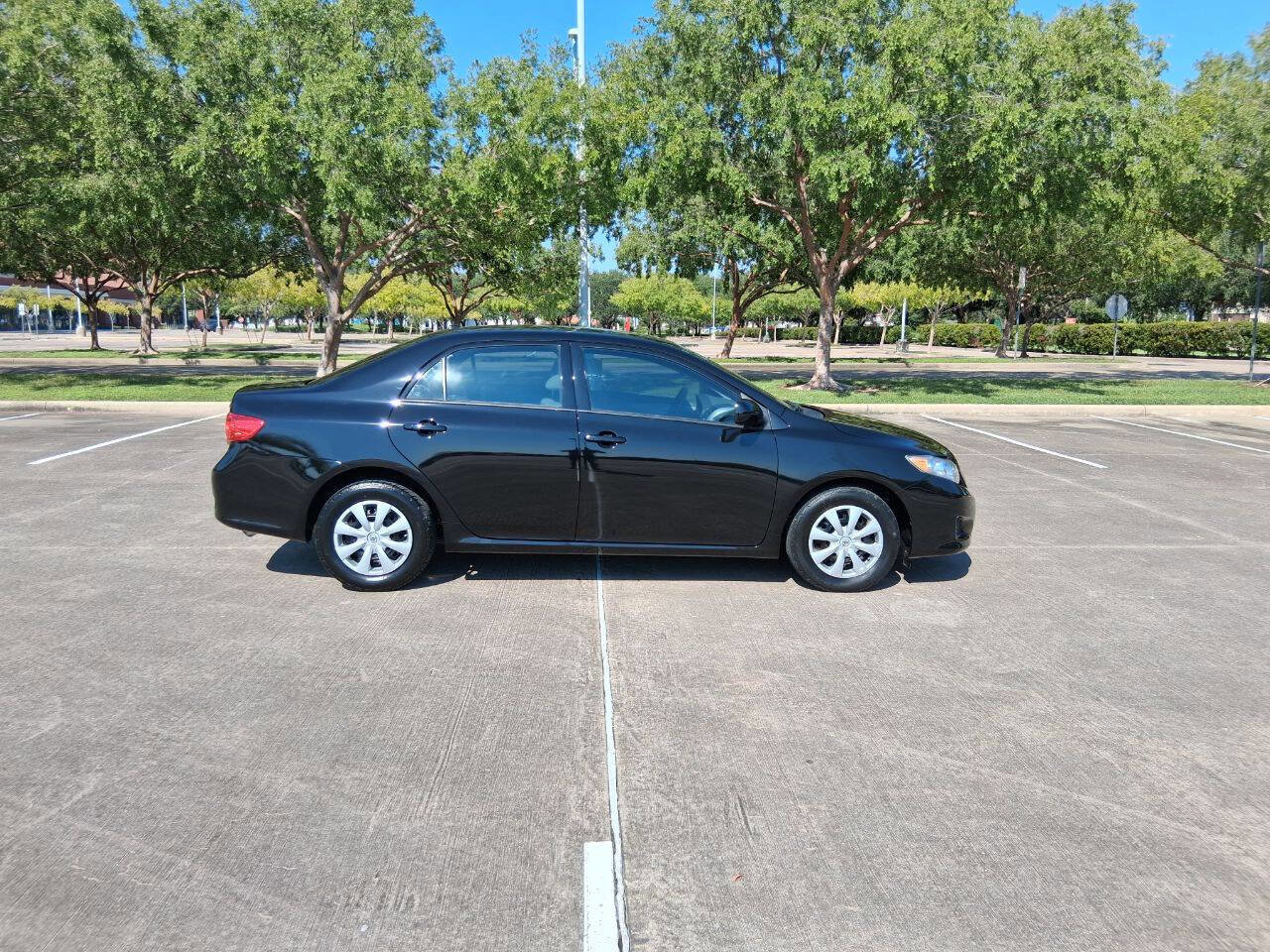 Used 2010 Toyota Corolla LE image 4
