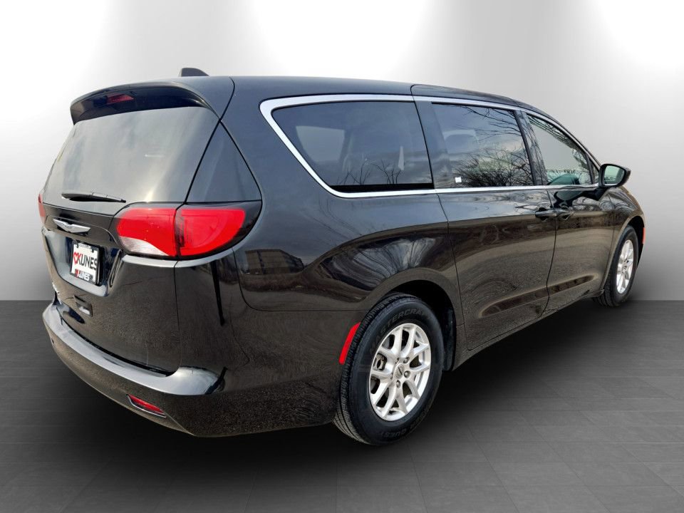 Used 2023 Chrysler Voyager LX image 7