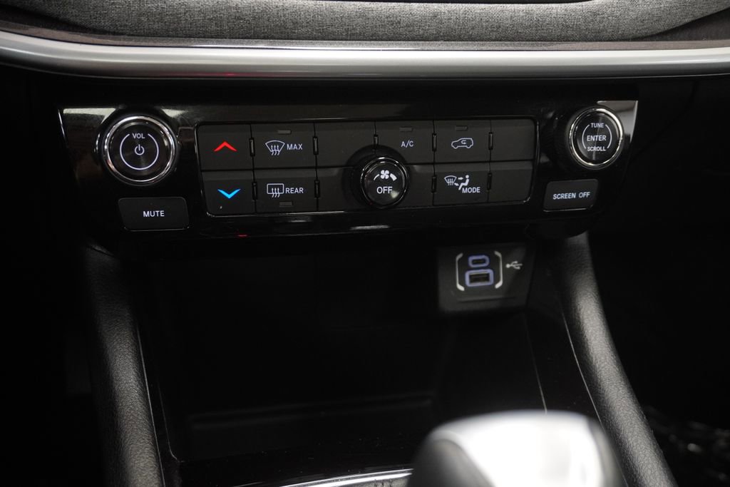 Used 2023 Jeep Compass Latitude w/ Sun and Sound Group AWD/4WD image 35