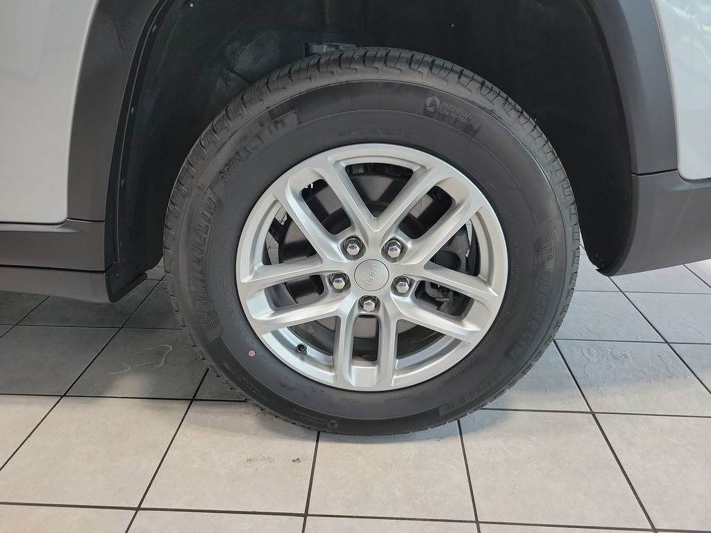 Used 2024 Jeep Grand Cherokee L Laredo AWD/4WD image 47