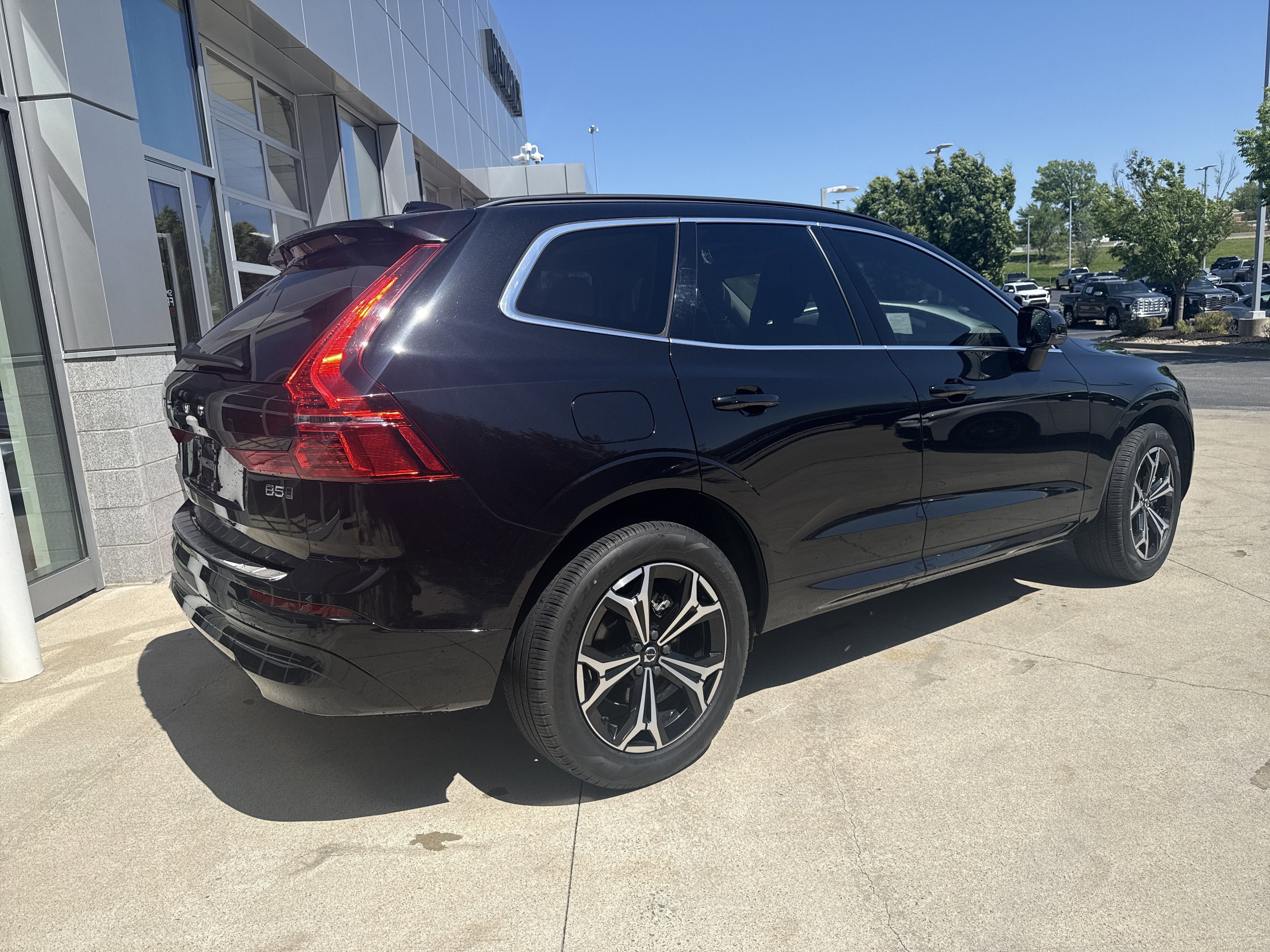 Used 2022 Volvo XC60 B5 Momentum w/ Climate Package image 7