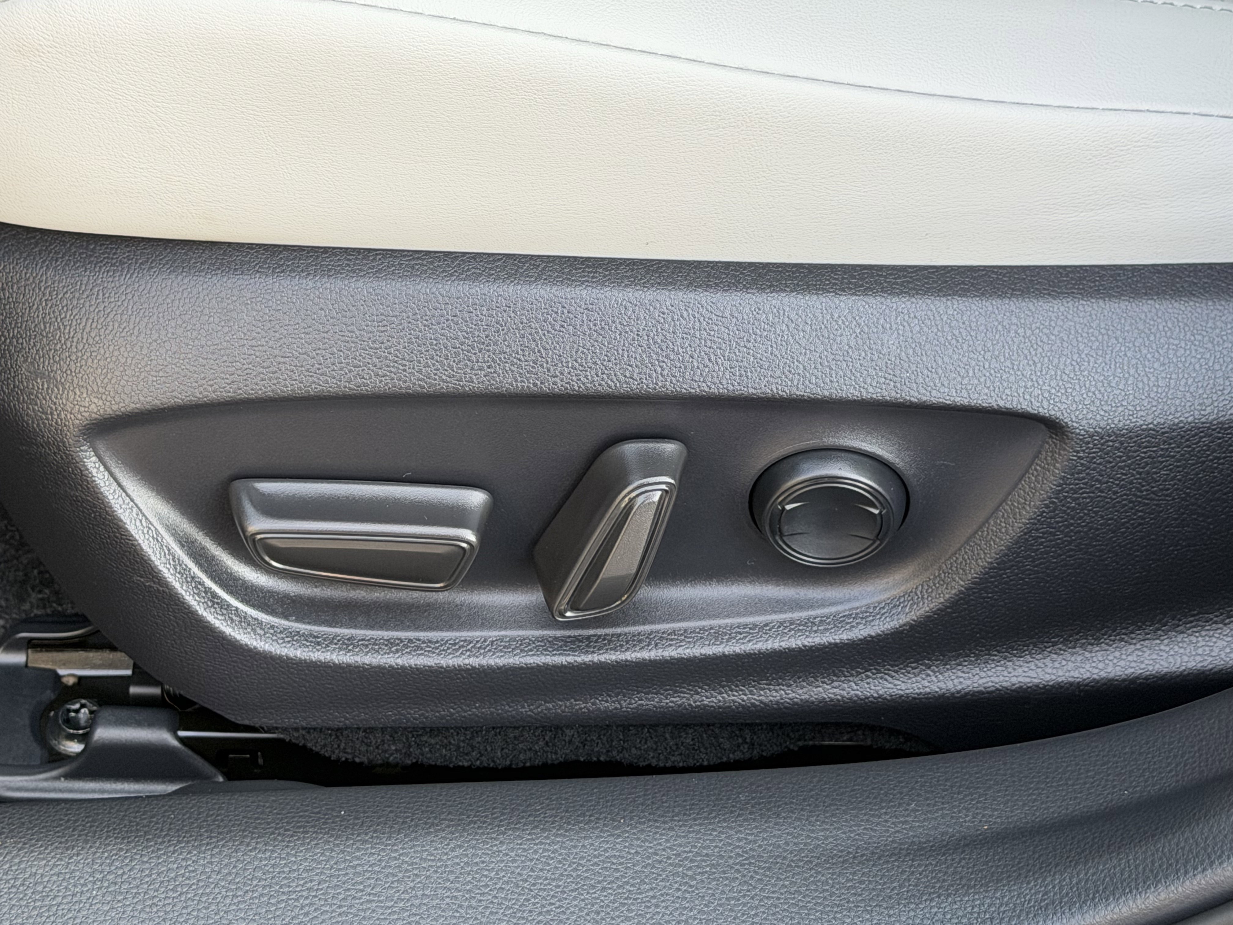 Used 2024 Toyota Prius XLE image 24