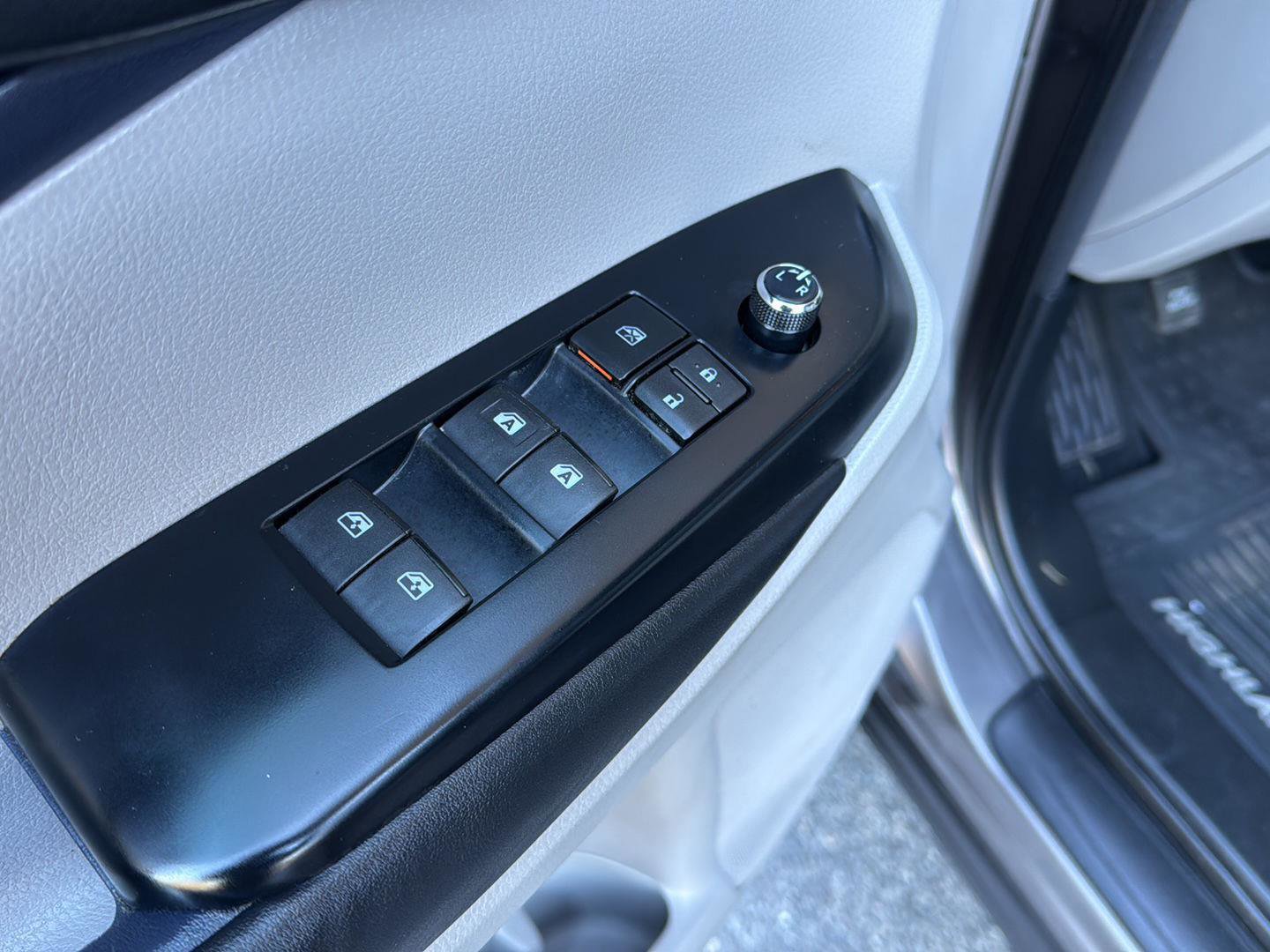 Used 2016 Toyota Highlander XLE image 30