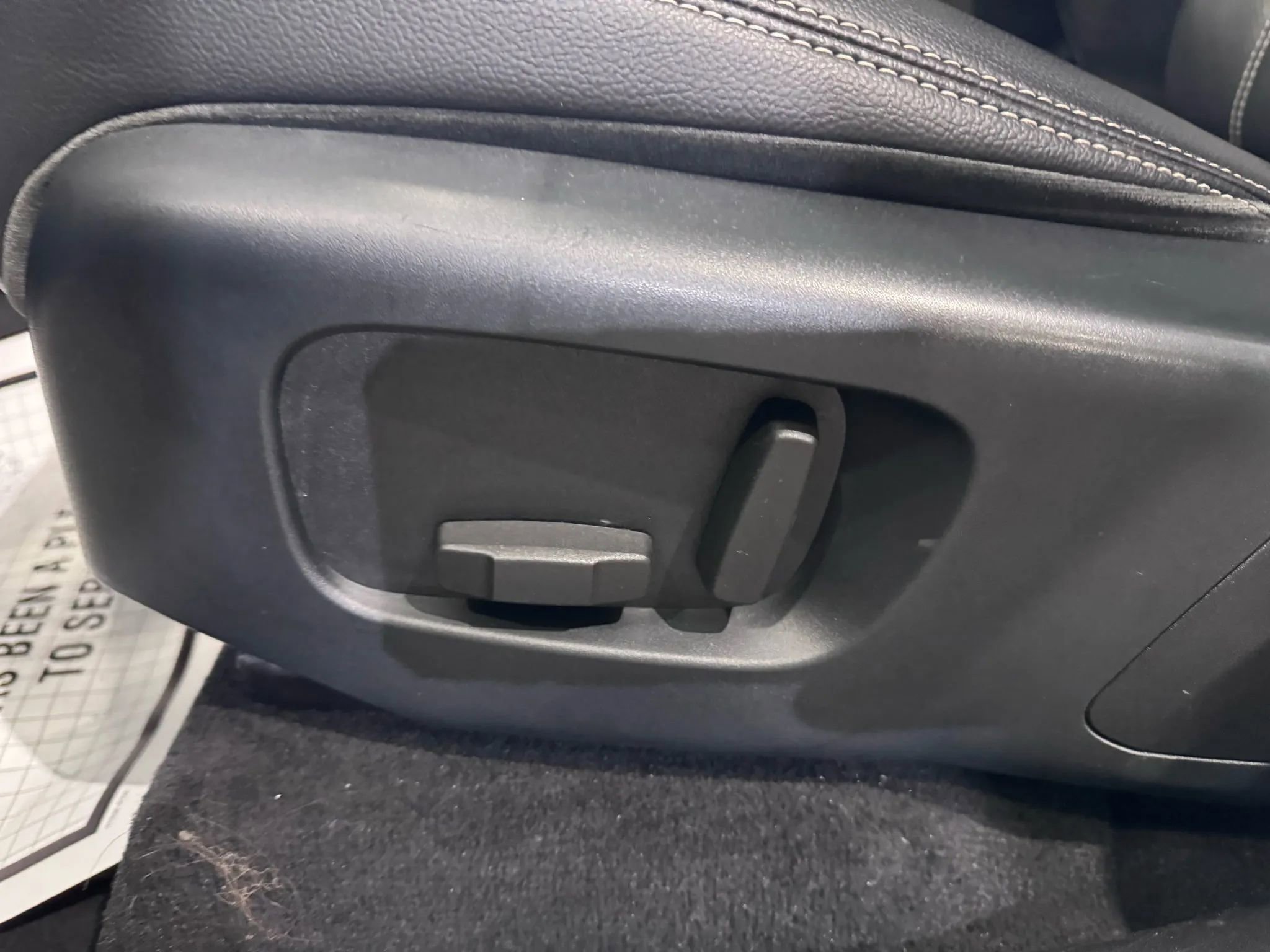 Used 2019 Land Rover Range Rover Velar R-Dynamic SE image 11