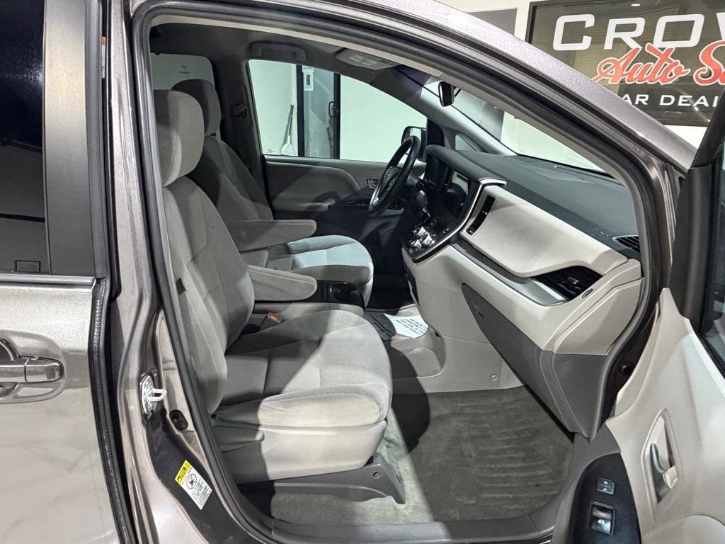 Used 2015 Toyota Sienna LE FWD image 18