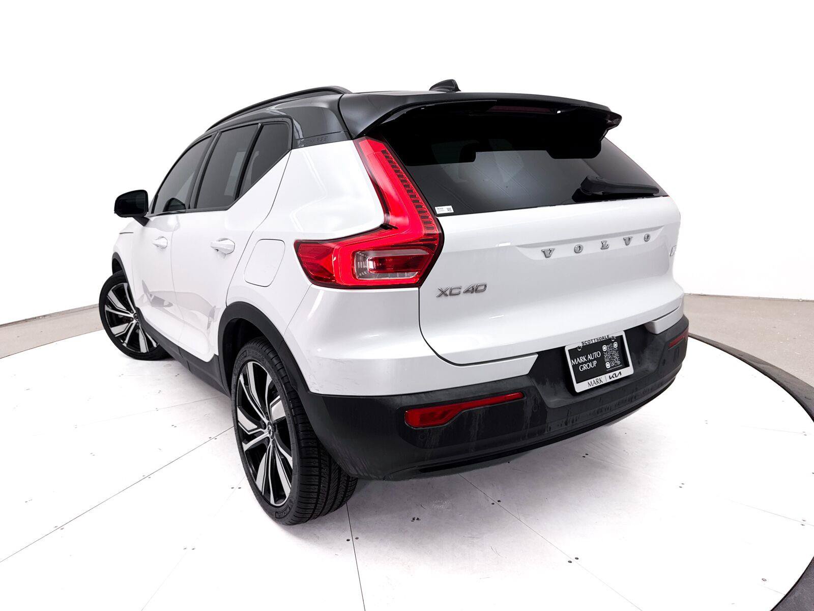 Used 2021 Volvo XC40 P8 Recharge w/ Advanced Package AWD/4WD image 9