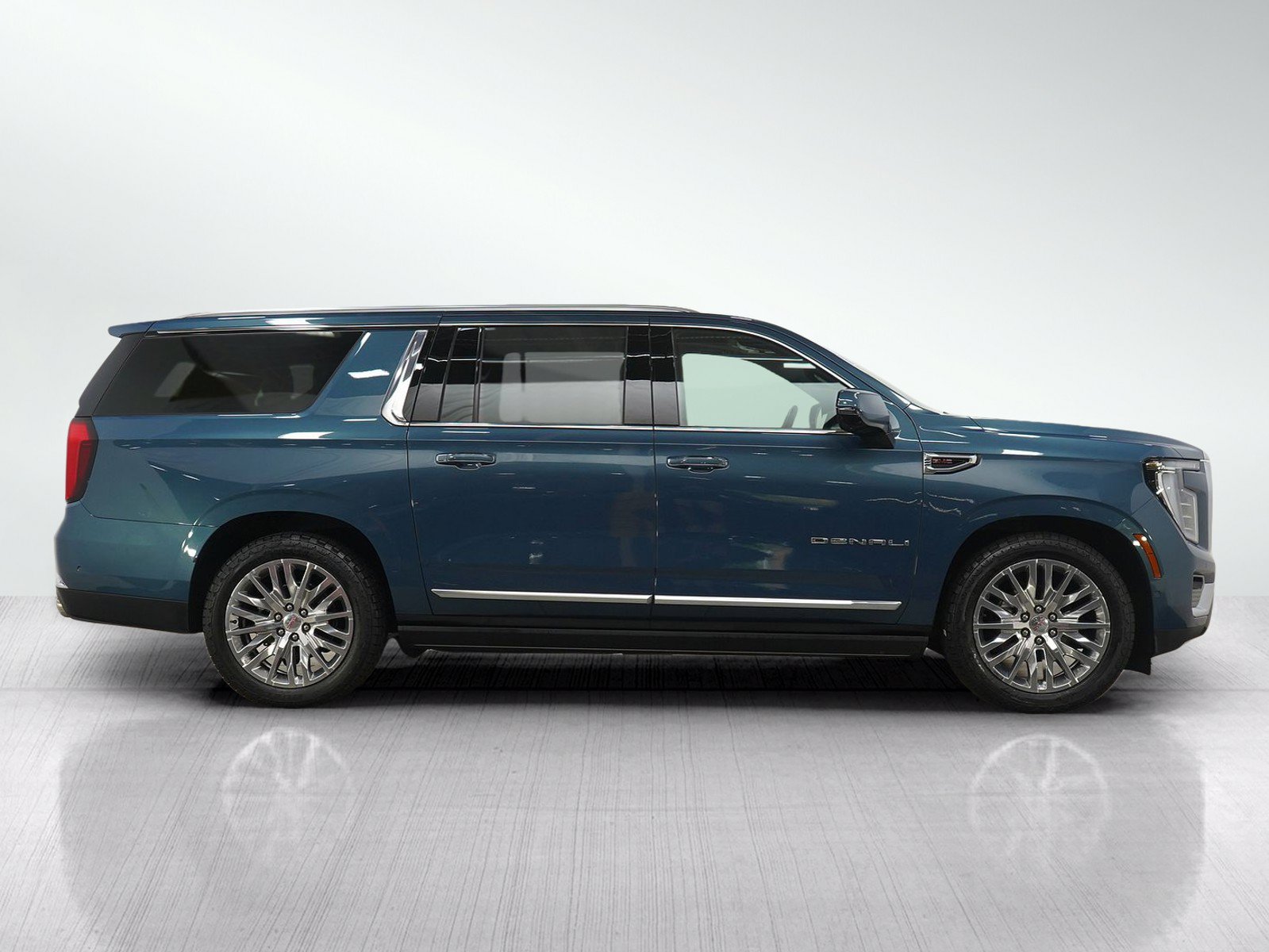 Used 2025 GMC Yukon XL Denali w/ Denali Reserve Package AWD/4WD image 6